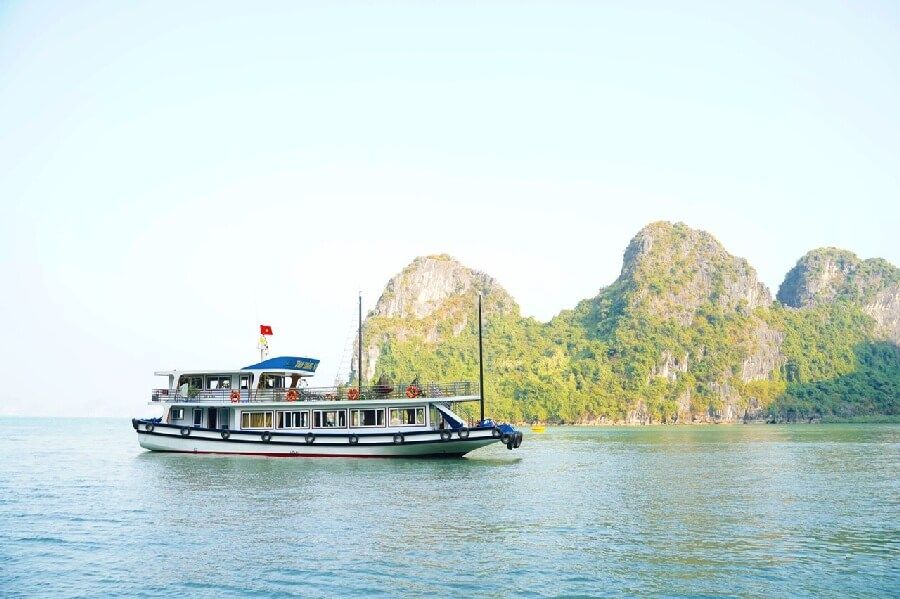 Thuê Tàu Thăm Vịnh Hạ Long 2026: Bảng Giá Tàu Ghép & Tàu Riêng A-Z