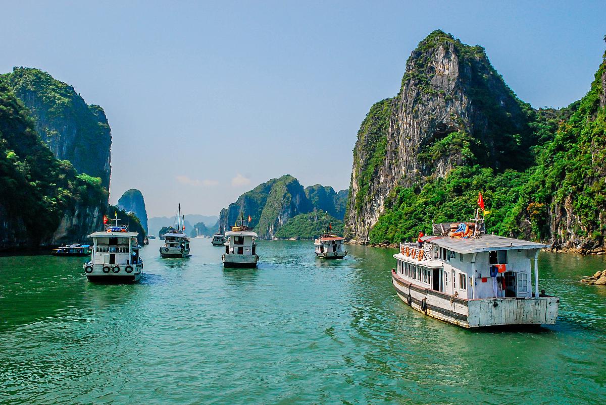 Tour Hạ Long 4 Ngày 3 Đêm Từ TP.HCM: Trọn Gói Bay & Du Thuyền 5 Sao